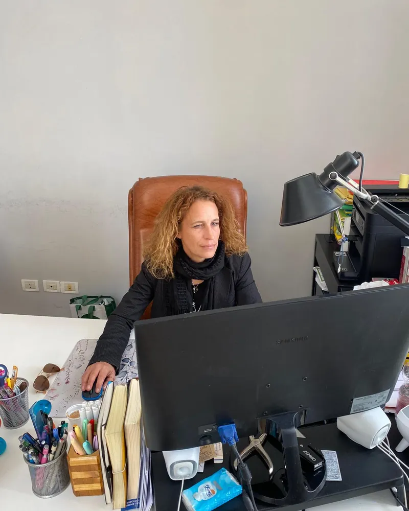 L'Avv. Sandra Racchi al lavoro nel suo studio